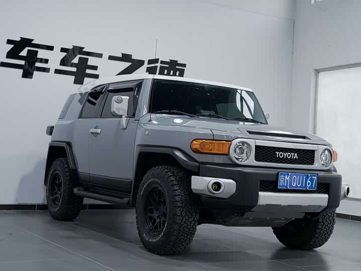 Toyota FJ 2023 4.0 L AT — фото 2