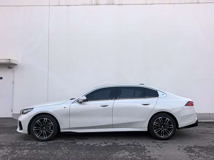 BMW 5-Series 2024 530 Li Leading M — фото 3