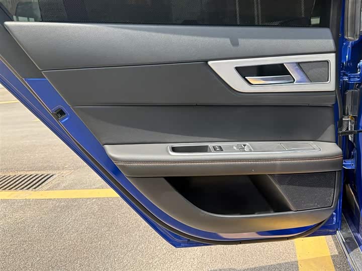 Jaguar XEL 2018 2.0 T 200 PS — фото 16