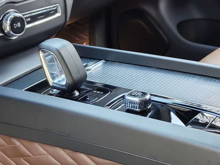 Volvo XC60 2024 B 5 4 WD — фото 13