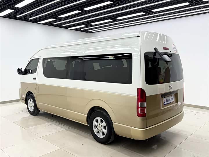 Toyota HIACE 2015 2.7 L — фото 16