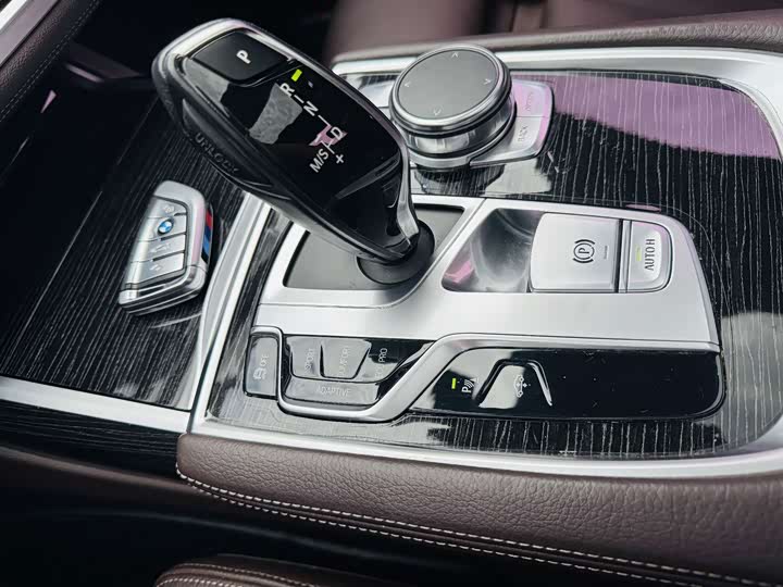 BMW 7 Series — фото 12