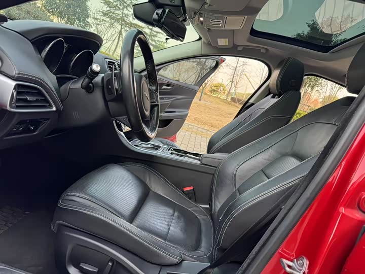 Jaguar XE 2015 2.0 T 200 PS R-Sport — фото 6