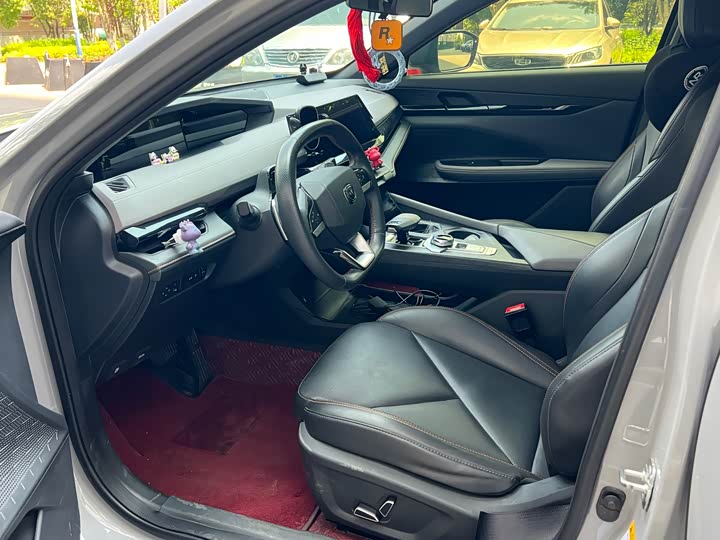 Changan UNI-V 2022 1.5 T Premium — фото 4