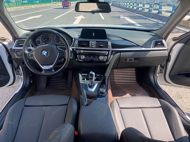 BMW 3-Series 2018 318i — фото 6