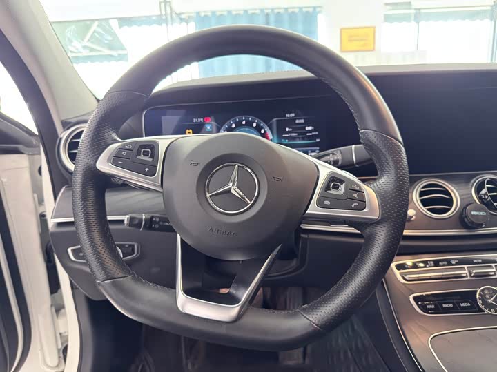 Mercedes-Benz E-Class 2018 E 200 L Sport — фото 8