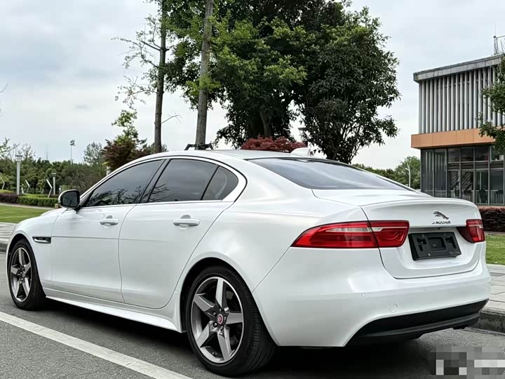 Jaguar XE 2015 2.0 T 200 PS R-Sport — фото 7