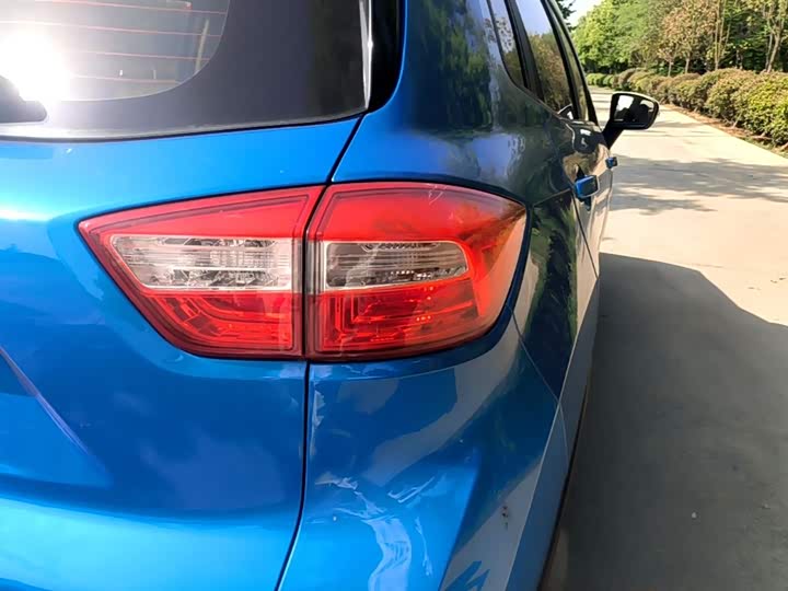 Changan CS15 2016 1.5 L MT — фото 8
