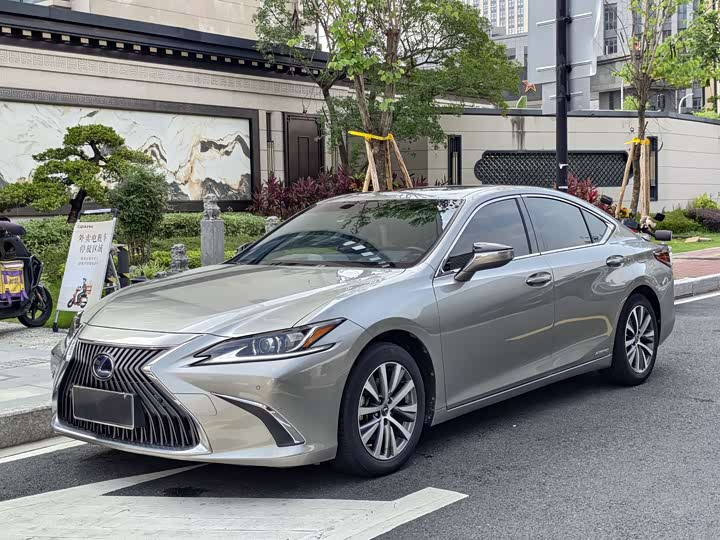 Lexus ES 2020 300h — фото 1