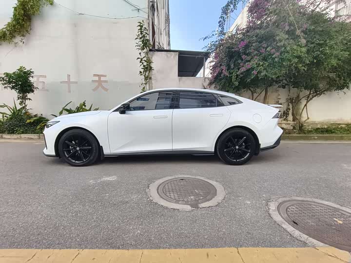 Changan UNI-V 2022 1.5 T Premium — фото 4