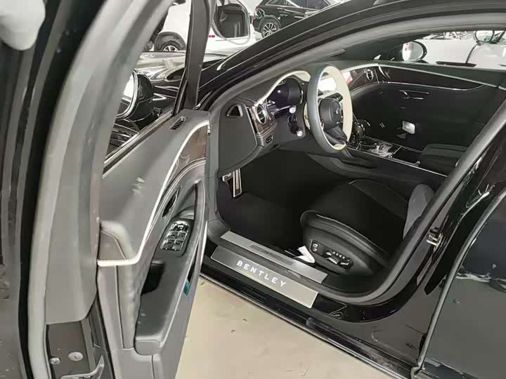 Bentley Flying Spur — фото 12