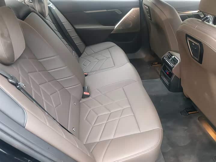 BMW 5-Series 2024 530 Li Leading M — фото 10