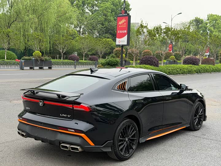 Changan UNI-V 2024 1.5 T Sport — фото 7