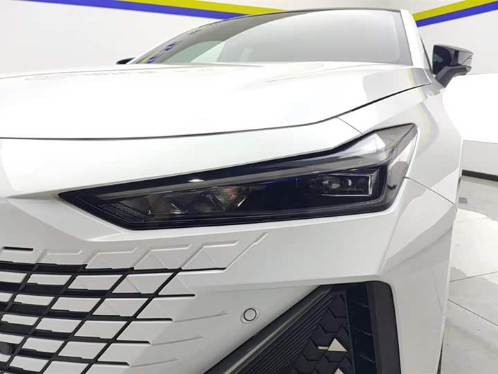 Changan UNI-V 2022 1.5 T Premium — фото 5