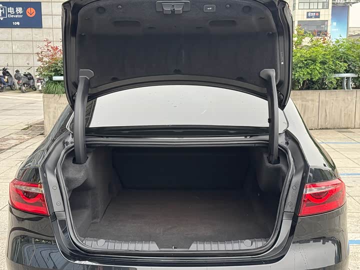 Jaguar XFL 2024 2.0 T P 250 2 WD — фото 16