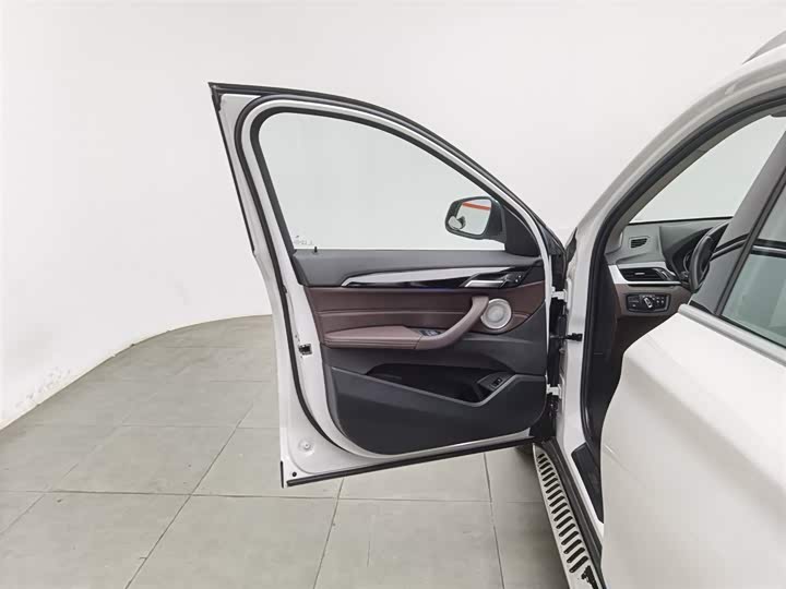 BMW X1 2022 s Drive 25 Li Leading — фото 8