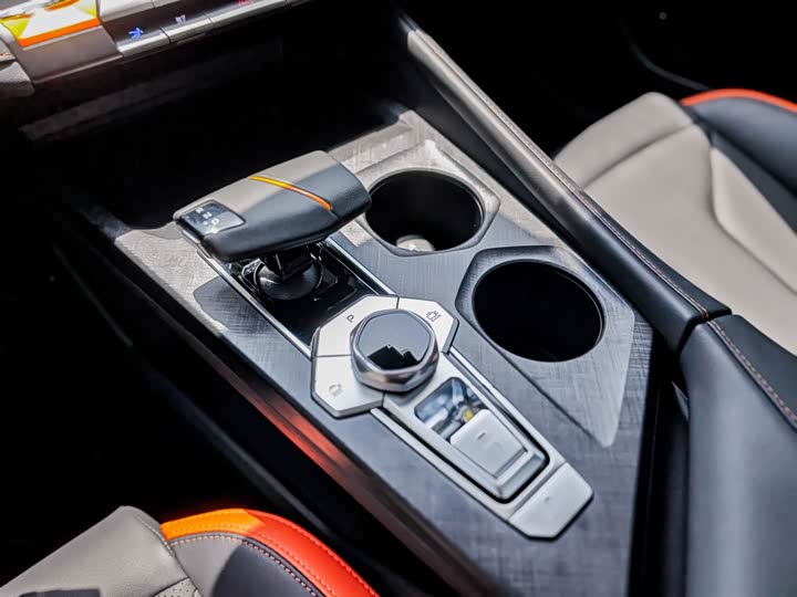 Changan UNI-V 2023 1.5 T Premium — фото 15