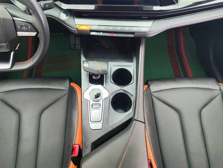Changan UNI-V 2023 1.5 T Premium — фото 16