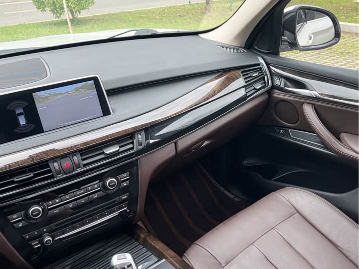 BMW X5 2018 x Drive 28i — фото 12