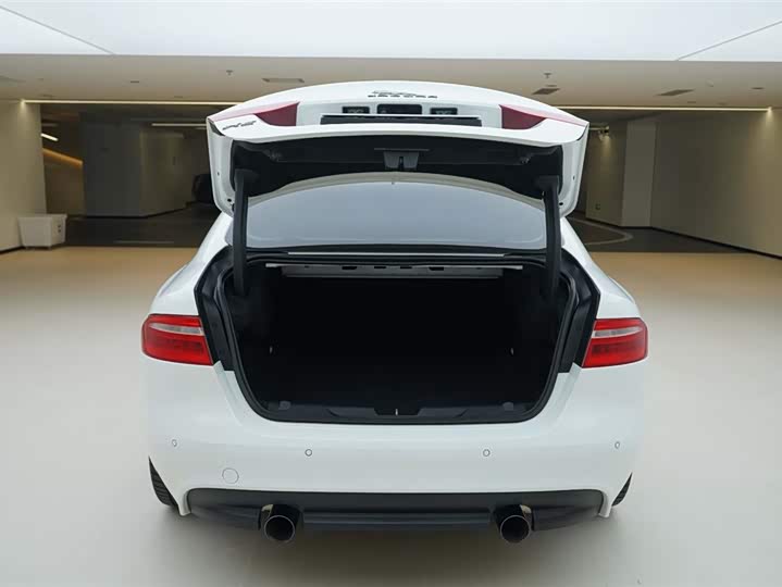 Jaguar XE 2015 2.0 T 240 PS R-Sport — фото 6