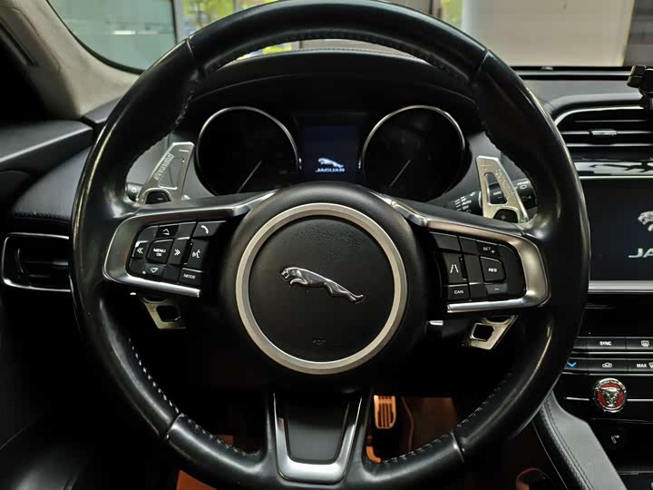 Jaguar F-PACE 2018 2.0 T 4 WD — фото 11