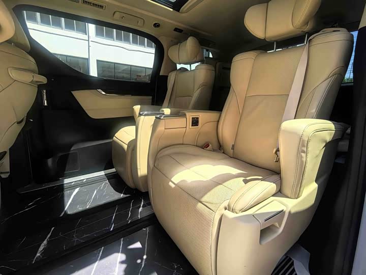 Toyota Alphard — фото 12