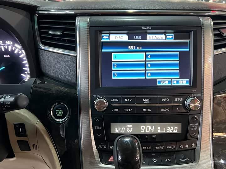 Toyota Alphard — фото 10