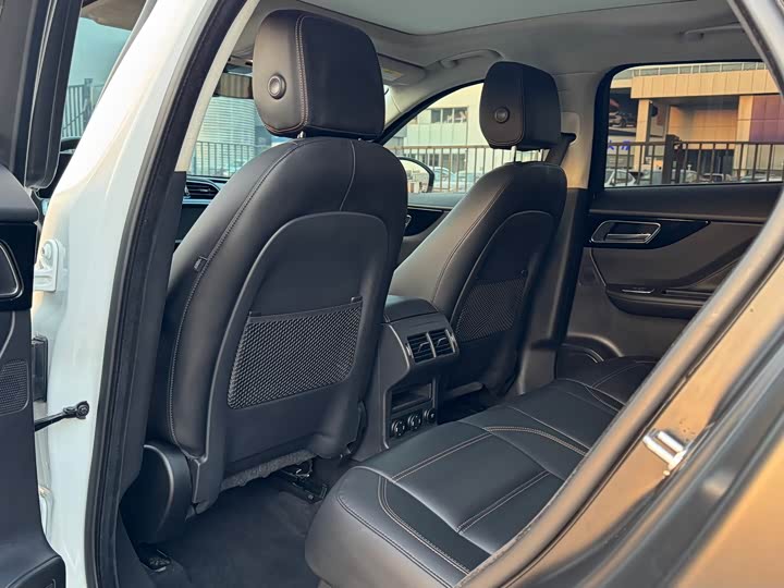 Jaguar F-PACE 2020 2.0 T — фото 18