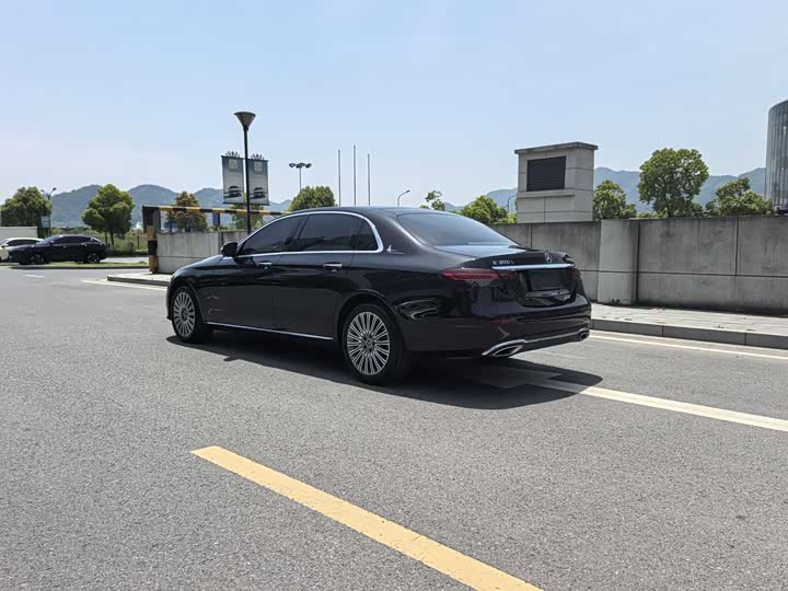 Mercedes-Benz E-Class 2023 E 300 L Luxury — фото 3
