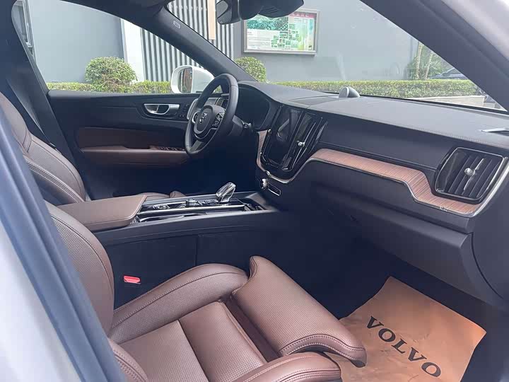 Volvo XC60 Hybrid 2025 Hybrid 4 WD — фото 4