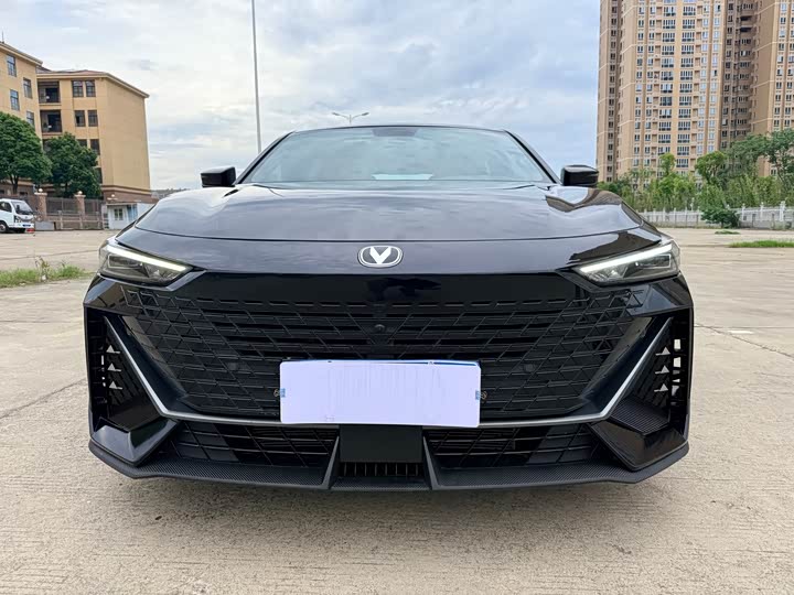 Changan UNI-V 2023 1.5 T Premium — фото 2