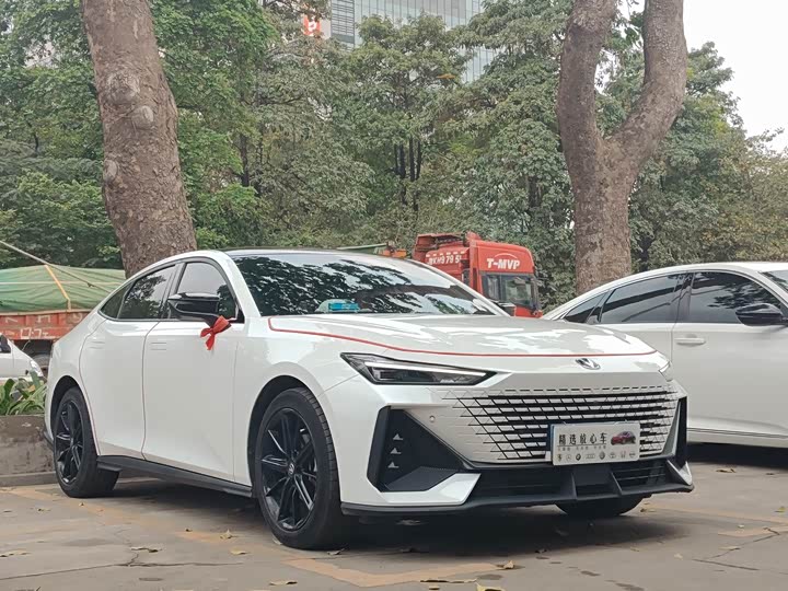 Changan UNI-V 2023 1.5 T Premium — фото 2