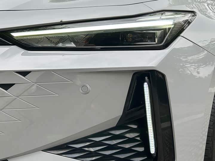 Changan UNI-V 2024 1.5 T Sport — фото 4