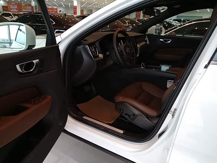 Volvo XC60 2024 B 5 4 WD — фото 16