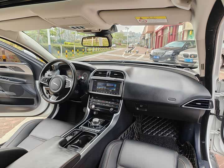 Jaguar XEL 2018 2.0 T 200 PS — фото 12