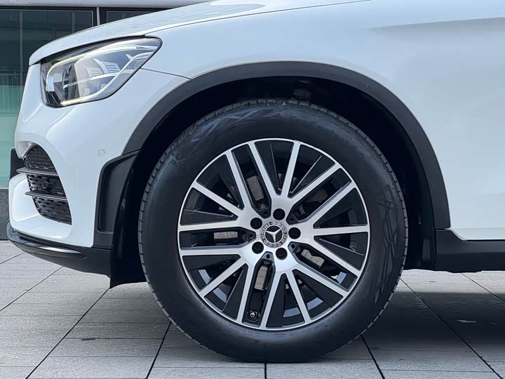 Mercedes-Benz GLC 2023 GLC 260 4 MATIC SUV — фото 5