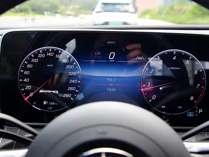 Mercedes-Benz C-Class 2025 AMG C 43 4 MATIC — фото 4