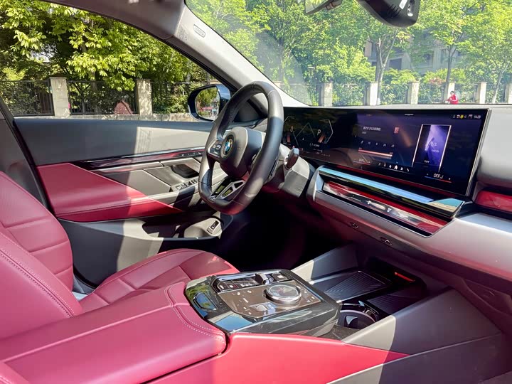 BMW 5-Series 2025 530 Li Leading M — фото 17