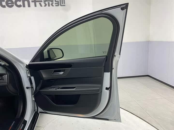 Jaguar XFL 2020 XFL 2.0 T P 200 2 WD — фото 25