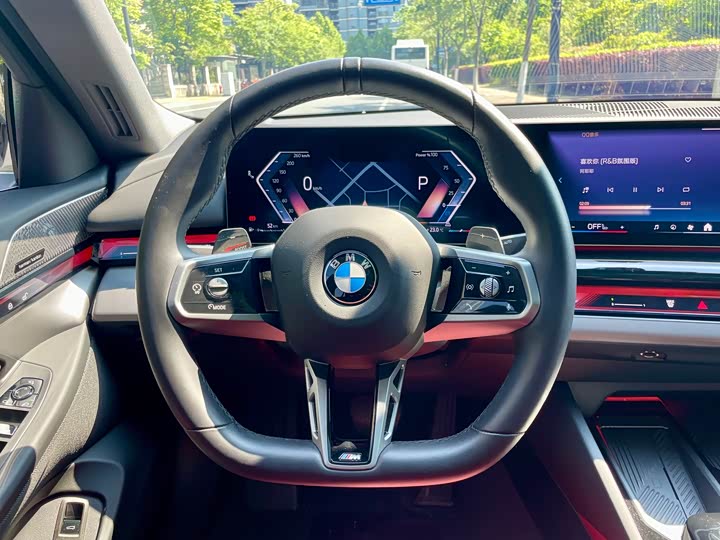 BMW 5-Series 2025 530 Li Leading M — фото 11