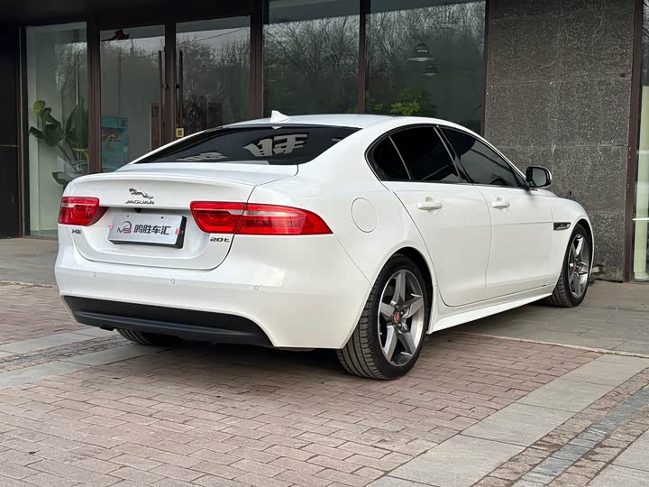 Jaguar XE 2015 2.0 T 200 PS R-Sport — фото 8