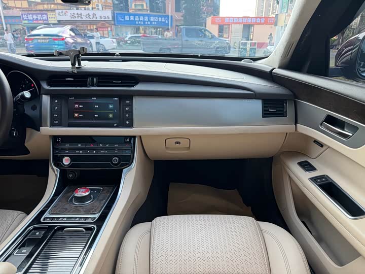 Jaguar XFL 2017 XFL 2.0 T 240 PS — фото 18