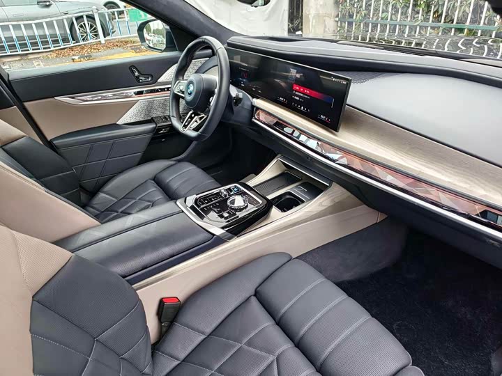 BMW i 7 M 70 L 2023 M 70 L — фото 12