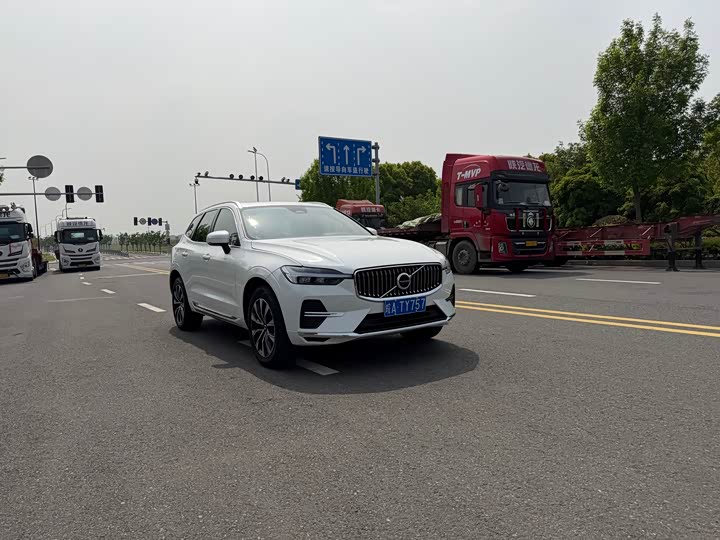Volvo XC60 2023 B 5 4 WD — фото 1