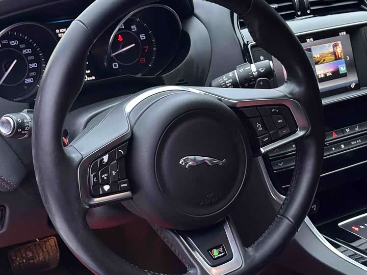 Jaguar XE 2015 2.0 T 200 PS R-Sport — фото 6