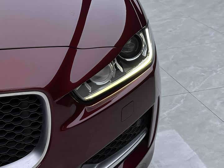 Jaguar XE 2015 2.0 T 200 PS R-Sport — фото 4