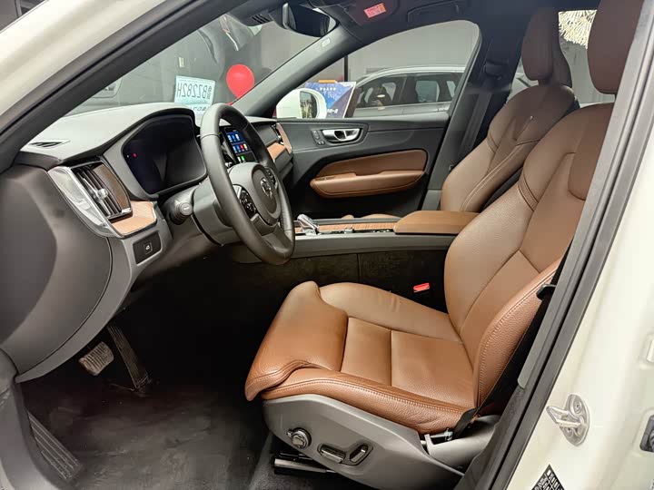 Volvo XC60 2024 B 5 4 WD — фото 12