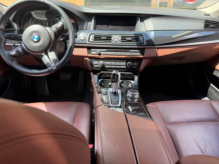 BMW 5 Series 520Li — фото 11