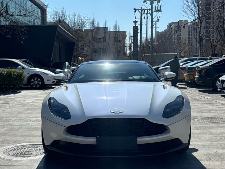 Aston Martin DB11 2019 4.0 T V 8 Coupe — фото 2