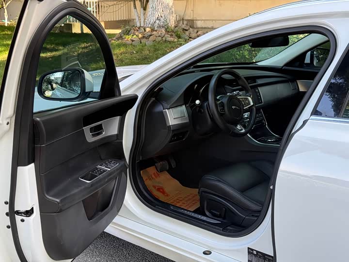 Jaguar XF 2018 XF Sportbrake 2.0 T 250 PS 2 WD — фото 16
